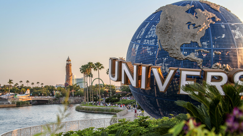 Universal Orlando globe sign 